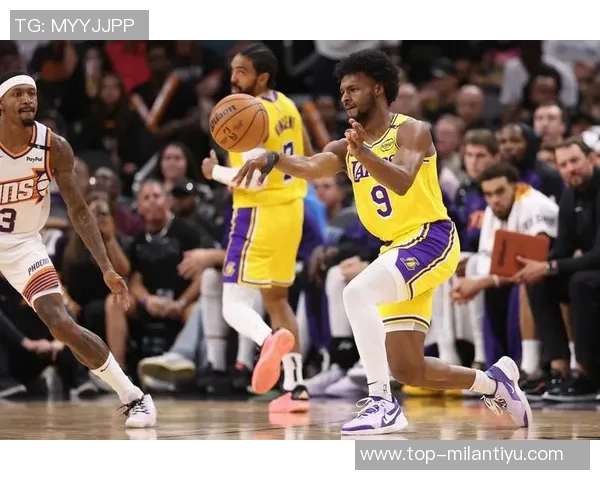 湖人第三节狂飙31-15逆转黄蜂赛季最佳表现再现球场风采 湖人第三节狂飙31-15逆转黄蜂赛季最佳表现再现球场风采