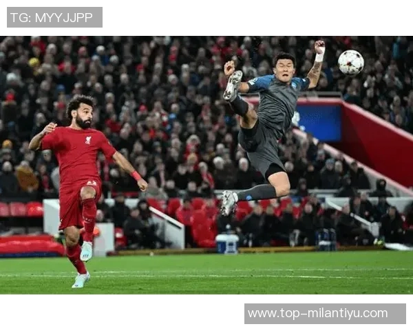 琼斯盛赞卢克肖表现自信从容攻防两端游刃有余状态回暖